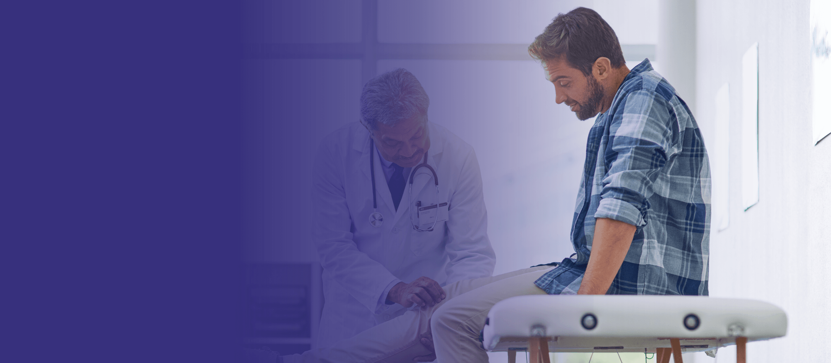Traumatólogo examinando la rodilla de un paciente en la consulta